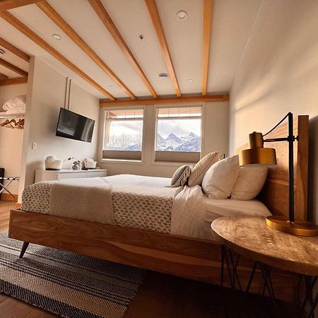 Ravens Crest Lodge - Stunning Views Perfectly Located On Main Street Canmore Exterior foto