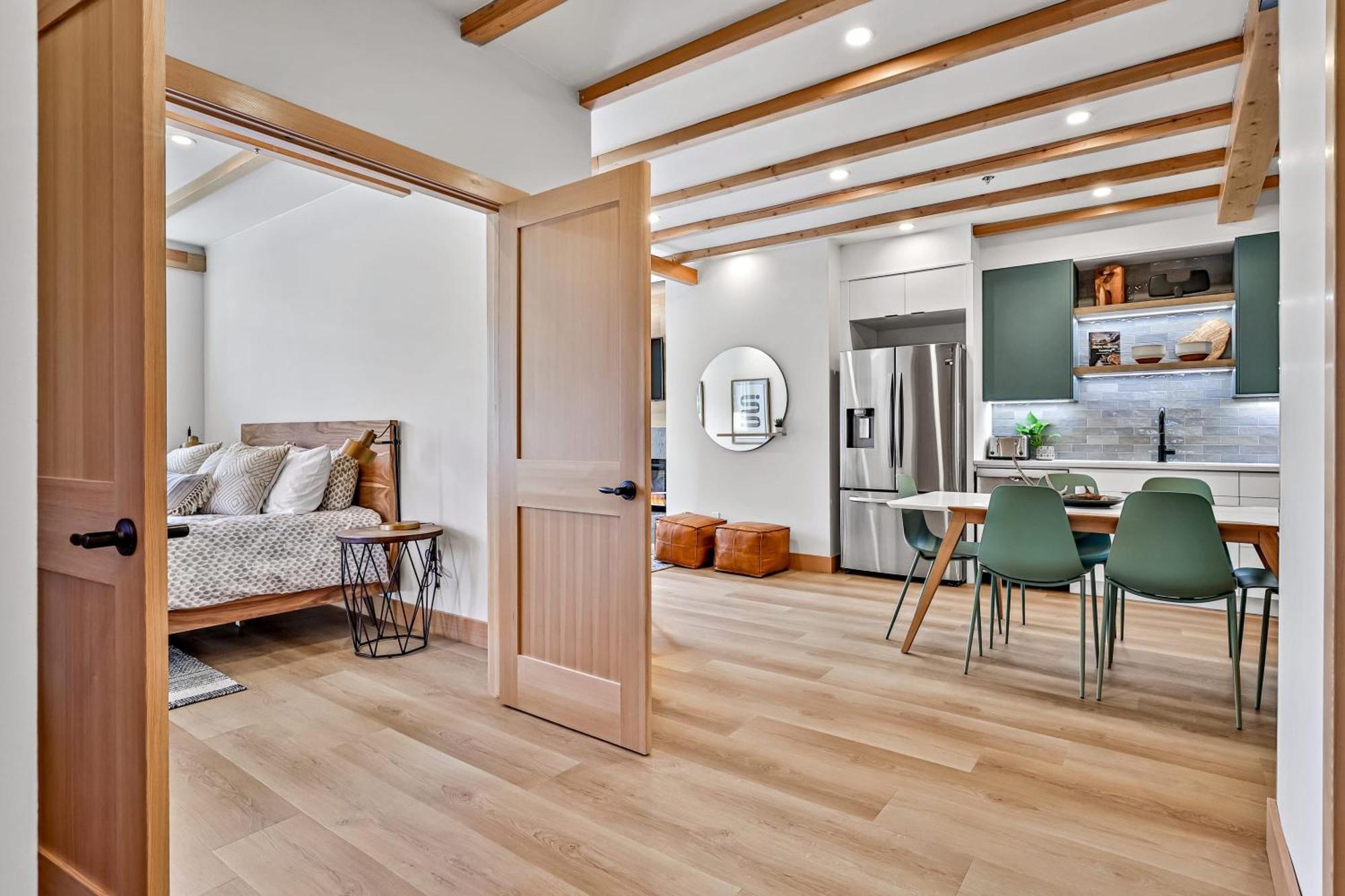 Ravens Crest Lodge - Stunning Views Perfectly Located On Main Street Canmore Exterior foto