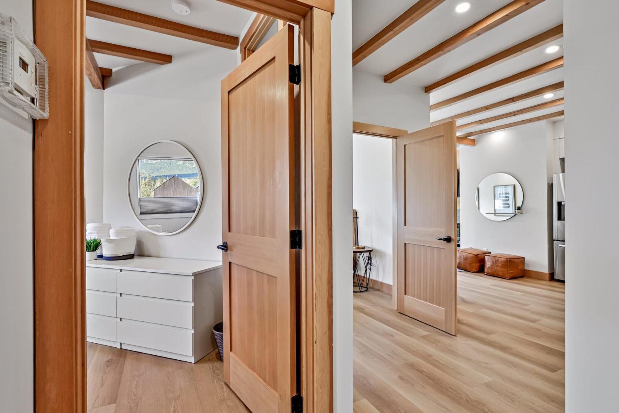 Ravens Crest Lodge - Stunning Views Perfectly Located On Main Street Canmore Exterior foto