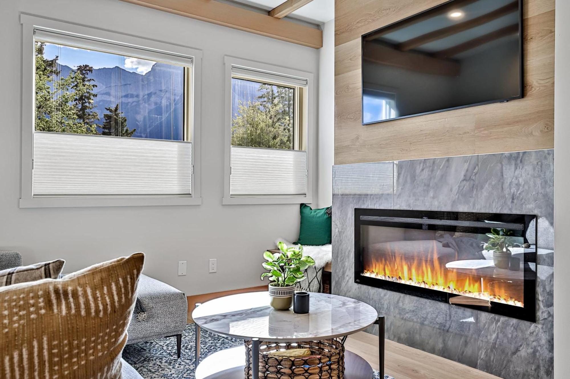 Ravens Crest Lodge - Stunning Views Perfectly Located On Main Street Canmore Exterior foto