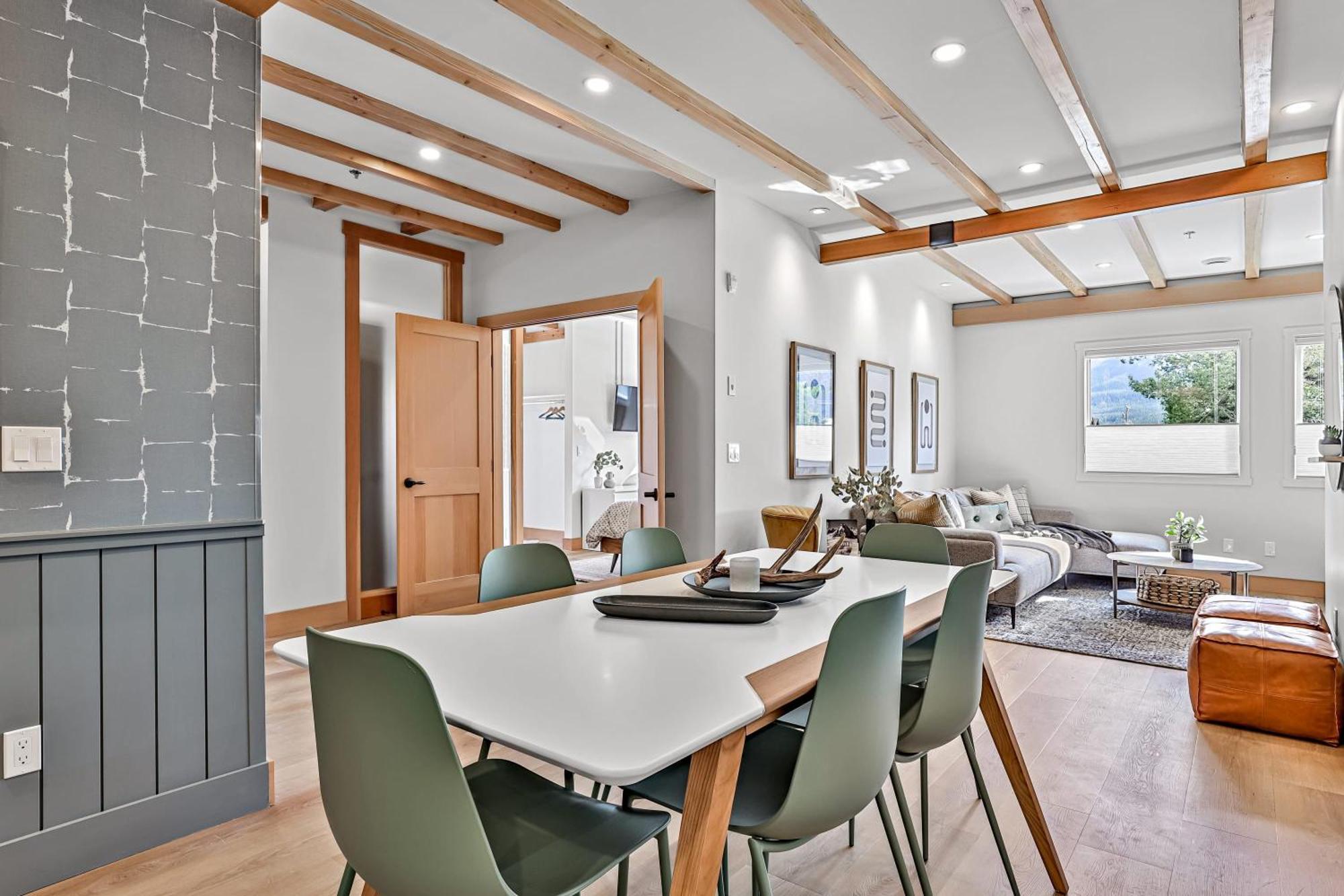 Ravens Crest Lodge - Stunning Views Perfectly Located On Main Street Canmore Exterior foto