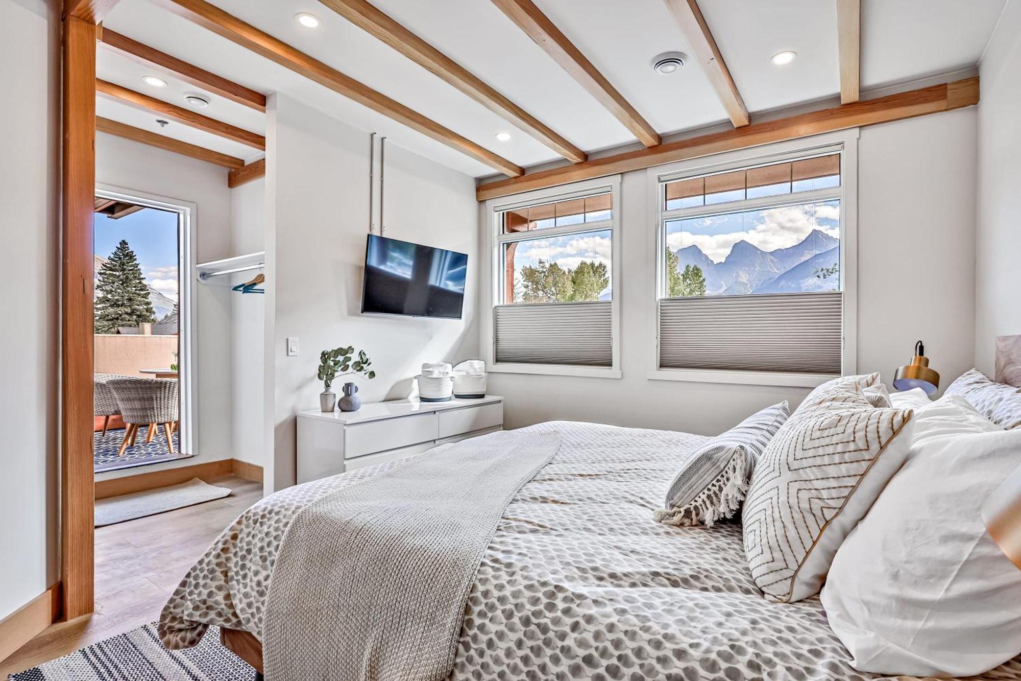 Ravens Crest Lodge - Stunning Views Perfectly Located On Main Street Canmore Exterior foto