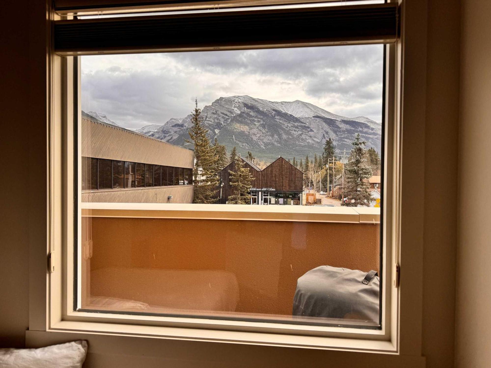 Ravens Crest Lodge - Stunning Views Perfectly Located On Main Street Canmore Exterior foto
